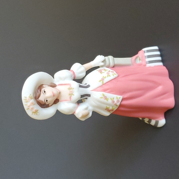 Avon Porcelain Mrs P.F.E Albee 1994 Damage - Picture 6 of 8